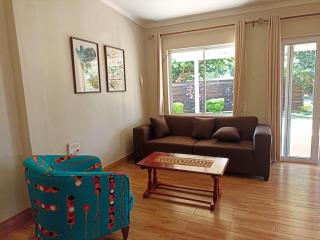 Tranquil Garden Cottage in Mount Pleasant - 1