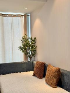 Stylish 2BR Azure Urban Residences Beach View 6 Pax with Netflix - 8