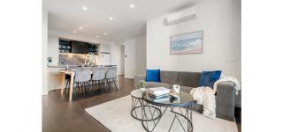 Stunning City Skyline 3BR CBD Stay With Luxe Views & Parking - 1