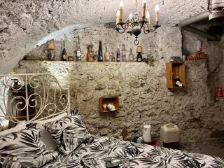 THE OLD CELLAR no shower! - 1