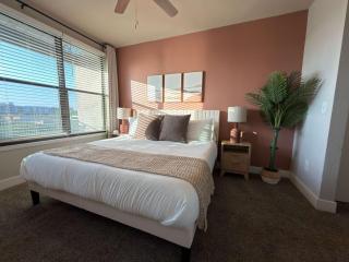 Urban Cowboy Loft - 2 Kings - Walk Downtown - Pool - 7