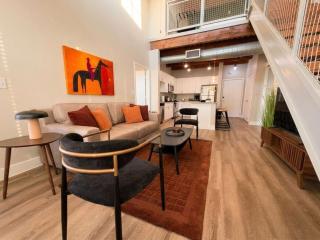 Urban Cowboy Loft - 2 Kings - Walk Downtown - Pool - 6