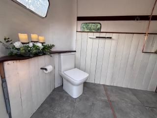 The Carriage Lorry at Tilleys Glamping - 8