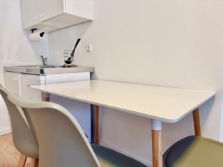 Cosy Apartment with Free Parking & Near U1 Metro - 7