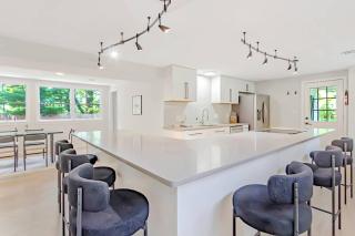 Modern 3BR With Big Kitchen & TV Rm - 8