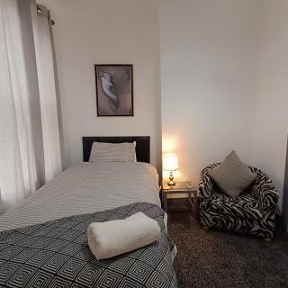 Hazel TF4 Single Room with Private Bathroom - 7