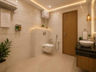 Hotel Decent Premier Suites Near Delhi Aerocity - 1