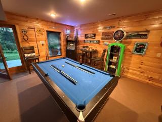 Theater Game Room Hot Tub Dog-Friendly Sleeps 12 - 8