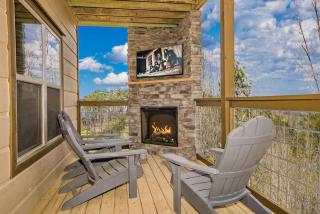 LOCATION! 3 Minutes to Parkway, Game Room, Hot Tub, Wi-Fi, Views, EZ Roads! - 5