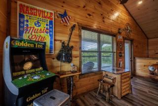 LOCATION! 3 Minutes to Parkway, Game Room, Hot Tub, Wi-Fi, Views, EZ Roads! - 3