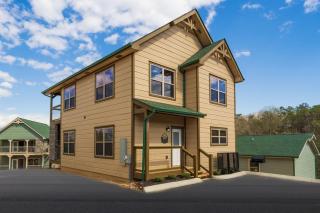 LOCATION! 3 Minutes to Parkway, Game Room, Hot Tub, Wi-Fi, Views, EZ Roads! - 2