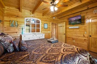 3BR Lodge w Theater, Game Room, Hot Tub, Fire Pit - 2