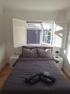 Large Double Room with Own Bathroom and Free Parking - 9