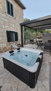 Stone House with Jacuzzi and Billiard Peaceful Nature Retreat near Makarska Riviera - Lovreć - 0