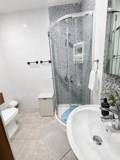 Deluxe 3Bedroom Apartment, 3Min Walk to Seafront - Sleeps 10 - 1