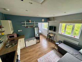 Charming village apartment in Surrey - 6