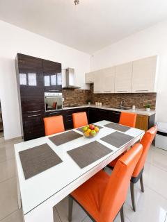 Deluxe 3-Bedroom Apartment with Jacuzzi, Prime Location, Close to Paceville and Seafront - 1