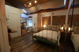 Luxury Thai-Inspired Suite Full Bath, Skylight & Private Entrance, No Share needed - 5