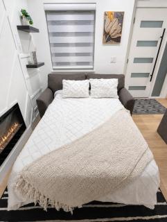 Modern 2BD-2BA Sofa Bed Townhouse Near Airport - 1