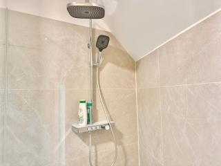 Luxury Modern Apartment with Balcony & Free Parking - 8