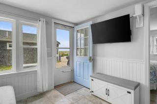 Cape Cod Water View Cottage—Steps to Private Beach - 4