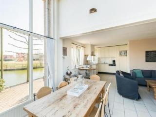 Bungalow in Zeeland with Stunning Waterside Views - 8