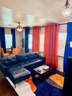 Thunder Up Loft Garage Apt 10 min to Downtown - 0