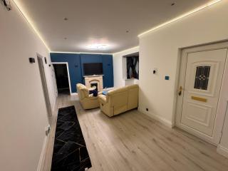 Big room, king size bed with private bathroom in a Stylish 4 bed Home with Large Garden & Drive, - 8
