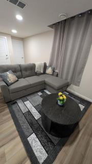 The Stillwater Suite Cozy, Modern with Private Workspace near WEM and Airport - 6