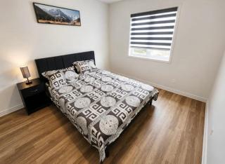 Elegant 3BR Townhome with Lounge & Parking - 7