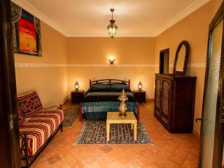 Villa with traditional swimming pool near the sea - 2