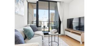 CBD City Skyline 2BR Apt Ultra Luxe Pool Gym Views - 8