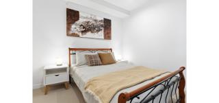 CBD City Skyline 2BR Apt Ultra Luxe Pool Gym Views - 7