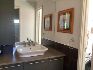 Fabulous 2 Bedroom Apartment Great ocean Views - 2