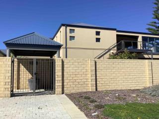 Fabulous 2 Bedroom Apartment Great ocean Views - 1