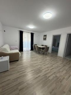 Apartament Modern cu Piscină Privată - 1