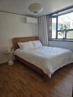Seoul Holiday Home, Modern 2BR Near Itaewon & Namsan - 9