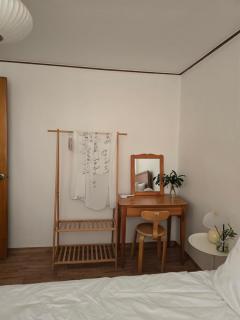 Seoul Holiday Home, Modern 2BR Near Itaewon & Namsan - 7