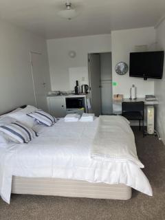 Sunray Room - Relaxing Tapeka Stay Near Beaches & Tracks - 6