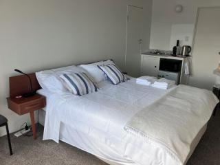 Sunray Room - Relaxing Tapeka Stay Near Beaches & Tracks - 5