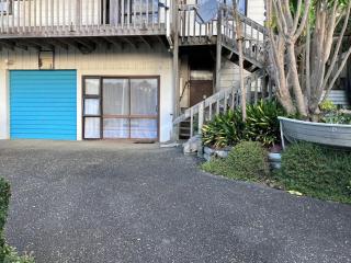 Sunray Room - Relaxing Tapeka Stay Near Beaches & Tracks - 9