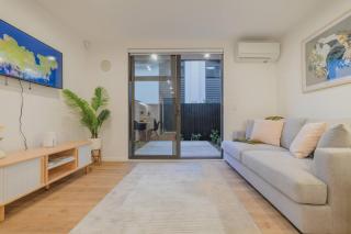 Modern City Stay w Private Patio Christchurch CBD - 9