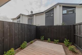 Modern City Stay w Private Patio Christchurch CBD - 6