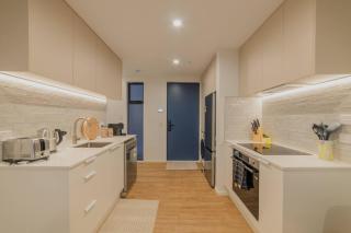 Modern City Stay w Private Patio Christchurch CBD - 5