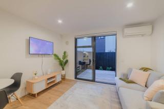Modern City Stay w Private Patio Christchurch CBD - 1