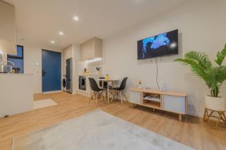 Modern City Stay w Private Patio Christchurch CBD - 2