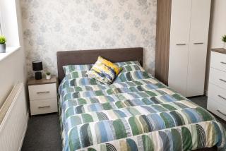 4 bed 4 shower room Sleeps 7 Free Parking Long Term stays - 8