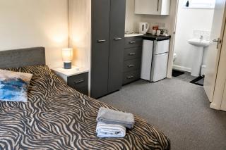 4 bed 4 shower room Sleeps 7 Free Parking Long Term stays - 7