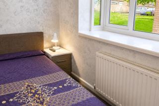 4 bed 4 shower room Sleeps 7 Free Parking Long Term stays - 5