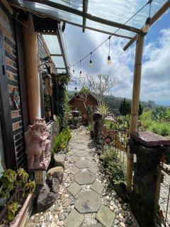 Cozy Private Vintage Cottage near Lake - 8